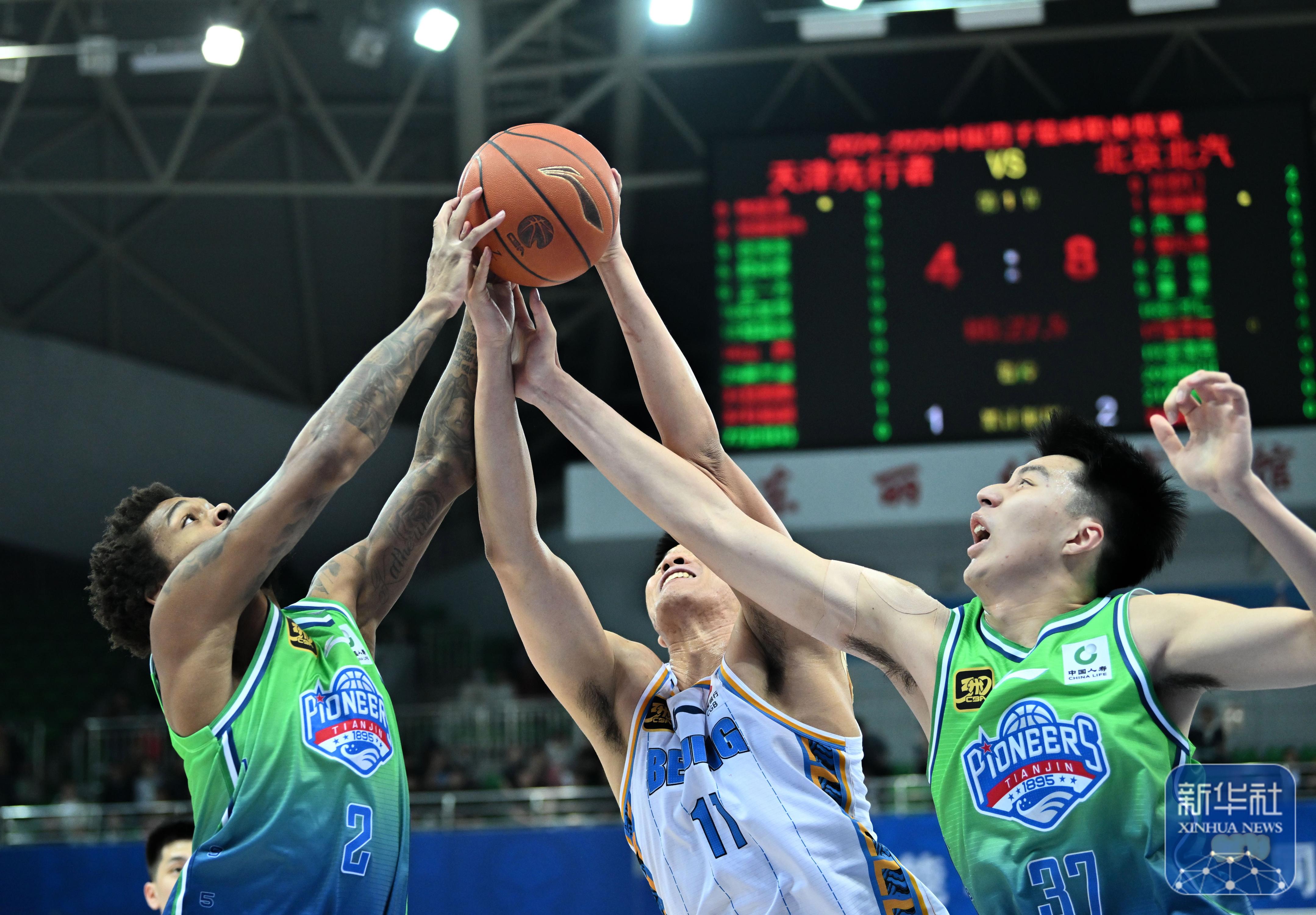 新奥尔良鹈鹕迎CBA常规赛关键赛；关键时刻篮板制胜；质疑声仍在；年轻球员得到机会的简单介绍