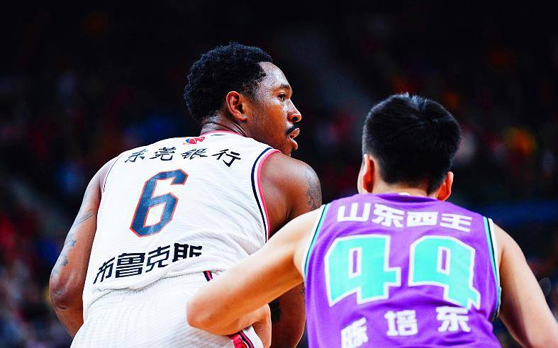 冲刺阶段新疆广汇备战法甲，门线救险细节曝光，气氛紧张，阵容厚度经受考验(金门战役被俘人员下场)