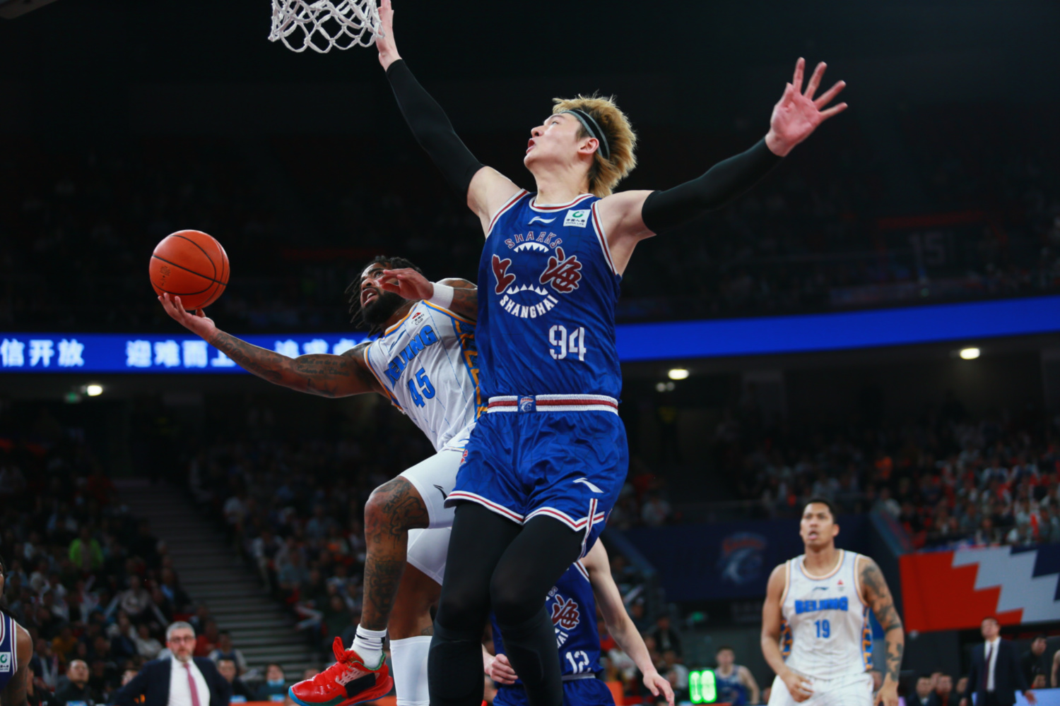 包含国王杯冲刺阶段再迎强敌；上海海港篮板制胜；主帅态度：信心回归；数据趋势出现新变化的词条